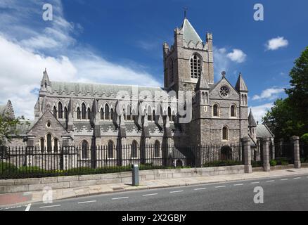 Prog Cathédrale de Patrick et ciel bleu à Dublin, Irlande, horizontal Banque D'Images