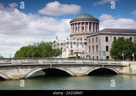 O'Donovan Rossa Bridge et four courts, rivière Liffey à Dublin, Irlande Banque D'Images