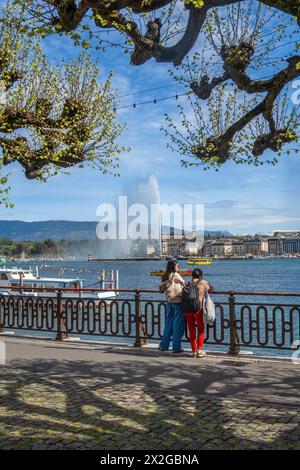 Genève, Suisse - 4 avril 2024 : les femmes touristes au lac Léman admirent la nature et le jet d'eau Banque D'Images