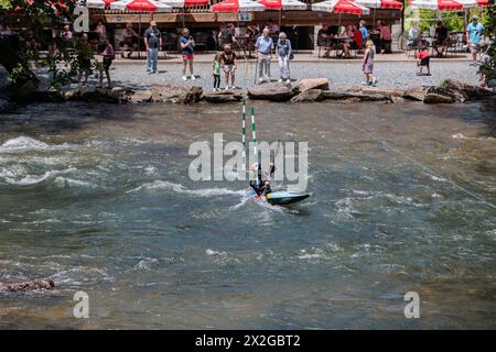 L’olympienne Evy Leibfarth qui pratique le slalom au Nantahala Outdoor Center près de Bryson City, en Caroline du Nord Banque D'Images