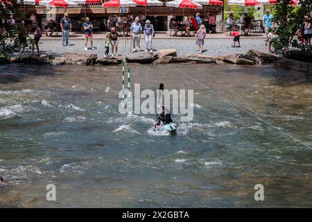 L’olympienne Evy Leibfarth qui pratique le slalom au Nantahala Outdoor Center près de Bryson City, en Caroline du Nord Banque D'Images