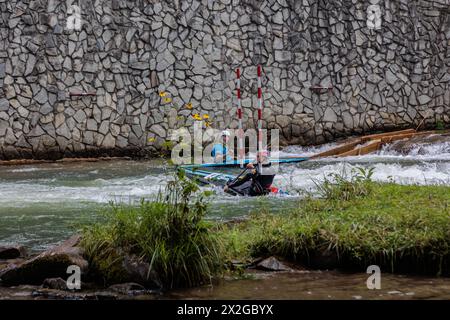 L’olympienne Evy Leibfarth qui pratique le slalom au Nantahala Outdoor Center près de Bryson City, en Caroline du Nord Banque D'Images