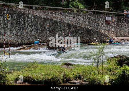 L’olympienne Evy Leibfarth qui pratique le slalom au Nantahala Outdoor Center près de Bryson City, en Caroline du Nord Banque D'Images