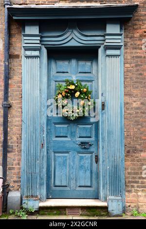 Une porte sur Fournier Street, Spitalfields, Londres Banque D'Images