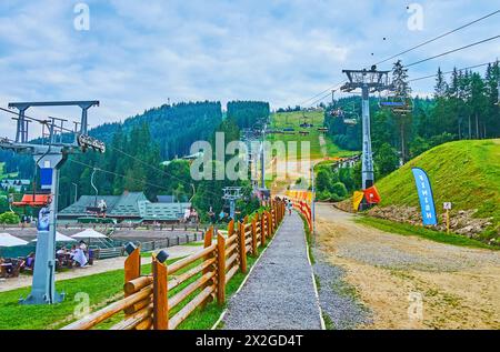 La piste de karting de montagne court sur la pente du mont Bukovel, à côté des télésièges, Carpates, Ukraine Banque D'Images