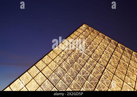 PARIS - 1er JANVIER : gros plan de la pyramide illuminée du Louvre sur fond de ciel nocturne, 1er janvier 2010, Paris, France. Construction pyramidale Banque D'Images