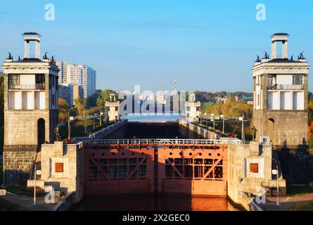 Belle porte moyenne de l'écluse numéro 8 canal de Moscou à Moscou, Russie. Banque D'Images