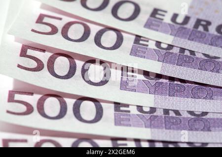 Gros plan de cinq billets de banque de 500 euros, rangée de monnaie européenne. 2500 Banque D'Images