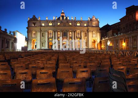 Musée du Vatican dans la Basilique de préparation Pierre et rangées de chaises grises le soir à Rome, Italie Banque D'Images