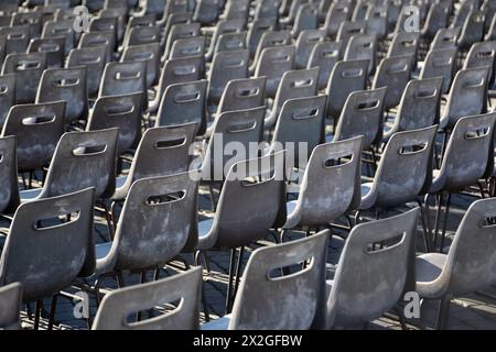 De nombreuses rangées de chaises grises en plastique sur la Piazza San Pietro à Rome, en Italie. Banque D'Images