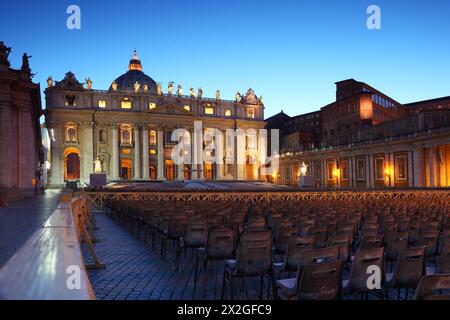 Musée du Vatican dans la Basilique de préparation Pierre et rangées de chaises grises le soir à Rome, Italie Banque D'Images