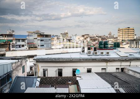 Vue sur les toits de China Town Bangkok City, Thaïlande. Pris de l'arrière de l'hôtel Krungkasem Srikrung. Banque D'Images