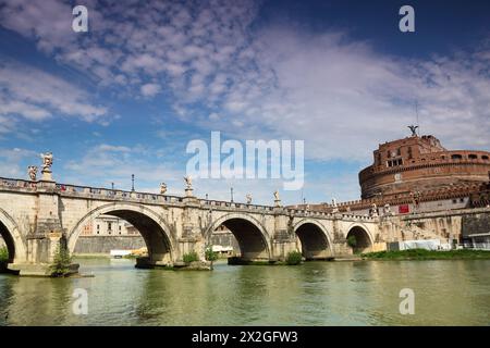 Château de Sant'Angelo et pont de Sant'Angelo en été à Rome, Italie Banque D'Images