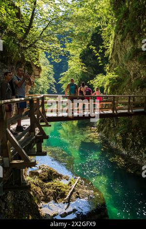 Gorge de Vintgar, Bled, Slovénie - 18 juillet 2022 : groupe de touristes sur une passerelle au-dessus de la rivière Radovna dans le parc national du Triglav Banque D'Images