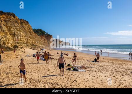 Lagos, Algarve, Portugal - 18 octobre 2023 - les gens se détendent à la plage de sable de Praia de Porto de MOS, au bord de l'océan Atlantique. Banque D'Images