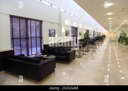 nombre de tables et canapés dans le grand hall lumineux, personnes dans le hall Banque D'Images