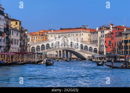 Venise, Italie - 19 mars 2024 - Skyline de la ville avec le pont du Rialto sur le Grand canal Banque D'Images