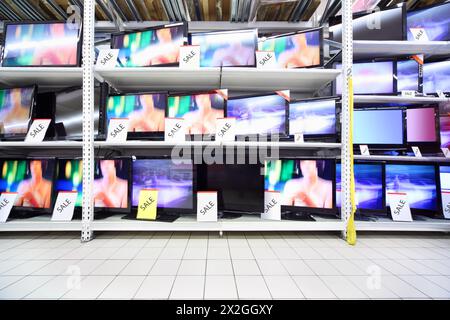 Téléviseurs plasma avec grand support diagonal sur les étagères dans un grand magasin ; large gamme Banque D'Images