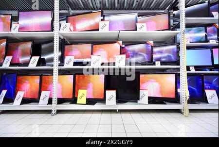 Téléviseurs plasma avec grand support diagonal sur les étagères dans un grand magasin ; large gamme Banque D'Images