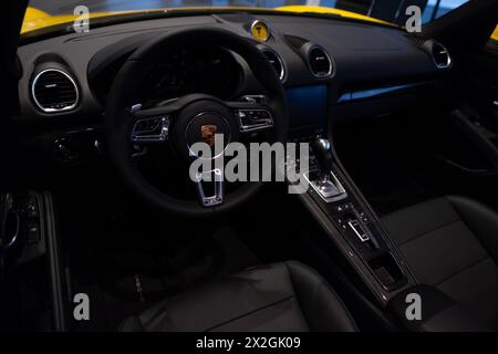 Volant, intérieur, cockpit Porsche Boxster Cabrio 718 Spyder RS voiture de course, mettant en valeur les performances automobiles, ingénierie allemande, automobile p Banque D'Images