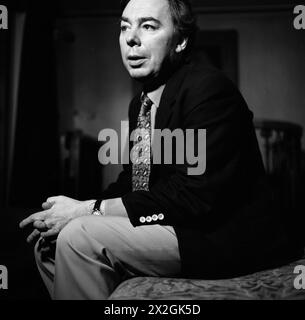 Portrait en noir et blanc d'Andrew Lloyd Webber chez lui à Mayfair, Londres, Royaume-Uni Banque D'Images