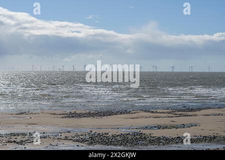 Éoliennes offshore à l'horizon, partie du parc éolien Walney, Barrow-in-Furness, Cumbria Banque D'Images