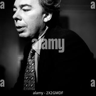 Portrait en noir et blanc d'Andrew Lloyd Webber chez lui à Mayfair, Londres, Royaume-Uni Banque D'Images