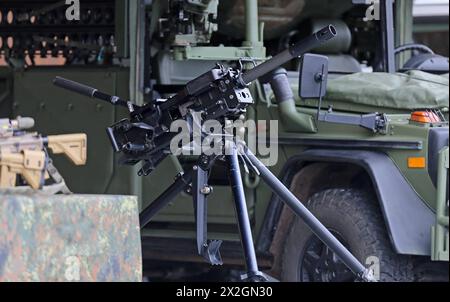 Eine Granatmaschinenwaffe GMW oder GraMaWa Heckler und Koch GMW A1 40mm auf einem Dreibein. Bundeskanzler Olaf Scholz besucht das Kommando Spezialkräfte KSK AM 05. März 2024 à Calw. Calw Baden-Württemberg Deutschland *** Une mitrailleuse à grenade GMW ou GraMaWa Heckler et Koch GMW A1 40mm sur un trépied le chancelier fédéral Olaf Scholz visite le commandement des forces spéciales KSK le 05 mars 2024 à Calw Calw Baden Württemberg Allemagne Banque D'Images