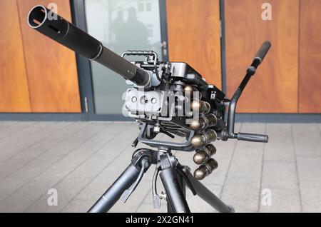 Eine Granatmaschinenwaffe GMW oder GraMaWa Heckler und Koch GMW A1 40mm auf einem Dreibein. Bundeskanzler Olaf Scholz besucht das Kommando Spezialkräfte KSK AM 05. März 2024 à Calw. Calw Baden-Württemberg Deutschland *** Une mitrailleuse à grenade GMW ou GraMaWa Heckler et Koch GMW A1 40mm sur un trépied le chancelier fédéral Olaf Scholz visite le commandement des forces spéciales KSK le 05 mars 2024 à Calw Calw Baden Württemberg Allemagne Banque D'Images