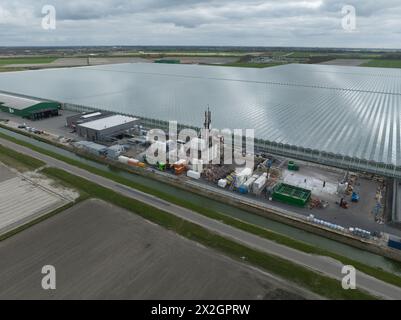 Extraction de la chaleur géothermique sous la surface d'erath. Industrie de l'énergie, construction d'un nouveau site. Vue aérienne par drone. Banque D'Images