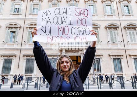 Roma, Italie. 22 avril 2024. Un momento del presidio di fronte al Senato per difendere il diritto all'aborto e contro l'emendamento al decreto Pnrr che prevede l'ingresso dei Pro-vita nei consultori. Roma, Luned&#xec;, 22 aprile 2024 (Foto Roberto Monaldo/LaPresse) Un moment de manifestation devant le Sénat pour défendre le droit à l'avortement organisé par le réseau national de consultation à Rome, lundi 22 avril 2024 (photo Roberto Monaldo/LaPresse) crédit : LaPresse/Alamy Live News Banque D'Images