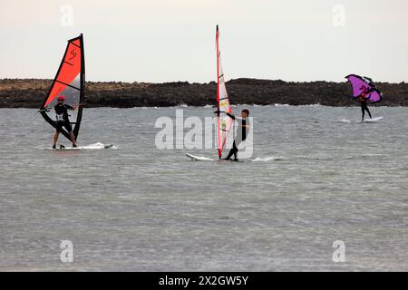 Trois planchistes à El Cotillo, Fuerteventura. Prise en février 2024 Banque D'Images