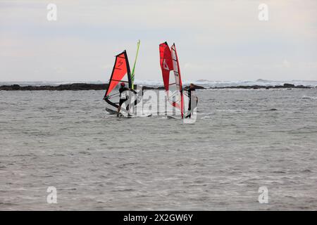 Groupe de planchistes à El Cotillo, Fuerteventura. Prise en février 2024 Banque D'Images