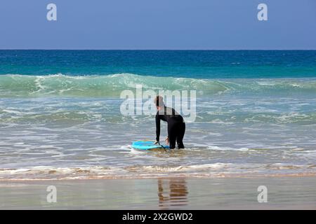 Surf à Piedra Playa, El Cotillo, Fuerteventura. Prise en février 2024 Banque D'Images