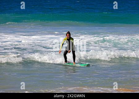 Femme surfant à Piedra Playa, El Cotillo, Fuerteventura. Prise en février 2024 Banque D'Images