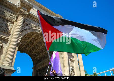 Marseille, France. 21 avril 2024. Vue d'un drapeau palestinien pendant la marche. Un millier de personnes se sont rassemblées et ont défilé de la place d'Aix à la mairie de Marseille en solidarité avec les victimes palestiniennes de la guerre entre Israël et le Hamas et pour exiger la fin des exportations d'armes vers Israël. (Photo Denis Thaust/SOPA images/SIPA USA) crédit : SIPA USA/Alamy Live News Banque D'Images