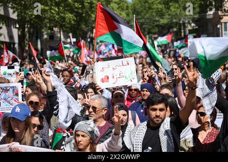 Marseille, France. 21 avril 2024. Les manifestants brandissent des drapeaux palestiniens pendant la marche. Un millier de personnes se sont rassemblées et ont défilé de la place d'Aix à la mairie de Marseille en solidarité avec les victimes palestiniennes de la guerre entre Israël et le Hamas et pour exiger la fin des exportations d'armes vers Israël. (Photo Denis Thaust/SOPA images/SIPA USA) crédit : SIPA USA/Alamy Live News Banque D'Images