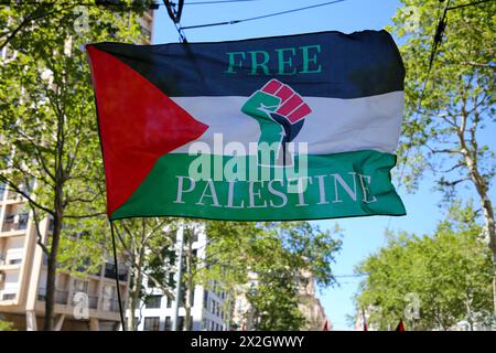 Marseille, France. 21 avril 2024. Vue d'un drapeau palestinien pendant la marche. Un millier de personnes se sont rassemblées et ont défilé de la place d'Aix à la mairie de Marseille en solidarité avec les victimes palestiniennes de la guerre entre Israël et le Hamas et pour exiger la fin des exportations d'armes vers Israël. (Photo Denis Thaust/SOPA images/SIPA USA) crédit : SIPA USA/Alamy Live News Banque D'Images