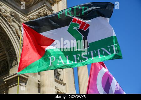 Marseille, France. 21 avril 2024. Vue d'un drapeau palestinien pendant la marche. Un millier de personnes se sont rassemblées et ont défilé de la place d'Aix à la mairie de Marseille en solidarité avec les victimes palestiniennes de la guerre entre Israël et le Hamas et pour exiger la fin des exportations d'armes vers Israël. (Photo Denis Thaust/SOPA images/SIPA USA) crédit : SIPA USA/Alamy Live News Banque D'Images