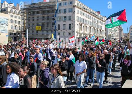 Marseille, France. 21 avril 2024. Les manifestants brandissent des drapeaux palestiniens pendant la manifestation. Un millier de personnes se sont rassemblées et ont défilé de la place d'Aix à la mairie de Marseille en solidarité avec les victimes palestiniennes de la guerre entre Israël et le Hamas et pour exiger la fin des exportations d'armes vers Israël. (Photo Denis Thaust/SOPA images/SIPA USA) crédit : SIPA USA/Alamy Live News Banque D'Images