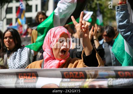 Marseille, France. 21 avril 2024. Un manifestant crie des slogans pendant la marche. Un millier de personnes se sont rassemblées et ont défilé de la place d'Aix à la mairie de Marseille en solidarité avec les victimes palestiniennes de la guerre entre Israël et le Hamas et pour exiger la fin des exportations d'armes vers Israël. (Photo Denis Thaust/SOPA images/SIPA USA) crédit : SIPA USA/Alamy Live News Banque D'Images