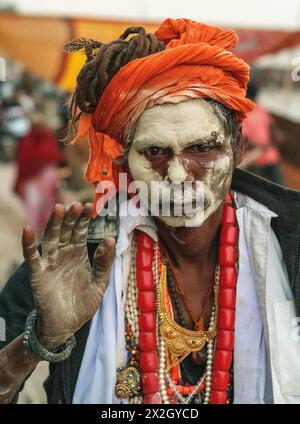 Portrait d'un sadhu ou aspirant spirituel avec une main levée en bénédiction à Varanasi, Inde. Banque D'Images