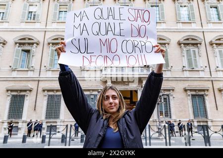 Roma, Italie. 22 avril 2024. Un momento del presidio di fronte al Senato per difendere il diritto all'aborto e contro l'emendamento al decreto Pnrr che prevede l'ingresso dei Pro-vita nei consultori. Roma, Luned&#xec;, 22 aprile 2024 (Foto Roberto Monaldo/LaPresse) Un moment de manifestation devant le Sénat pour défendre le droit à l'avortement organisé par le réseau national de consultation à Rome, lundi 22 avril 2024 (photo Roberto Monaldo/LaPresse) crédit : LaPresse/Alamy Live News Banque D'Images