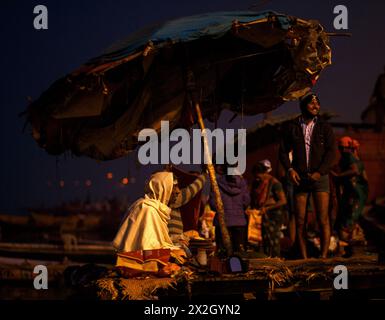 Dashashwamedh Ghat dans la pré-aube à Varanasi, Inde Banque D'Images