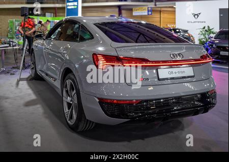 Riga, Lettonie, 19 avril 2024 : une nouvelle Audi Q8 e-tron électrique en première dans un salon de l'automobile, modèle 2024, vue arrière Banque D'Images