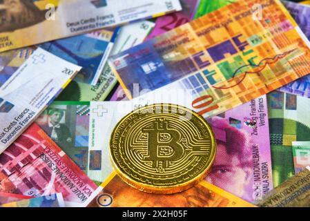 Billets de banque Bitcoin et franc suisse Banque D'Images
