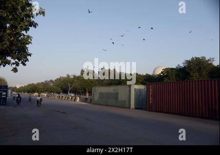 Des conteneurs sont placés par la police du Sindh pour les arrangements de sécurité sont infaillibles par la police pour des raisons de sécurité à l'arrivée du président iranien Dr Ebrahim Raisi, au mausolée Jinnah à Karachi le lundi 22 avril 2024. Banque D'Images