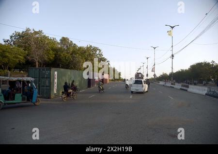 Des conteneurs sont placés par la police du Sindh pour les arrangements de sécurité sont infaillibles par la police pour des raisons de sécurité à l'arrivée du président iranien Dr Ebrahim Raisi, au mausolée Jinnah à Karachi le lundi 22 avril 2024. Banque D'Images