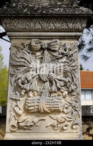 L'ancien cimetière de Robion, Provence, France, dans lequel de nombreuses tombes sont décorées de motifs sculptés pour indiquer la profession du défunt Banque D'Images