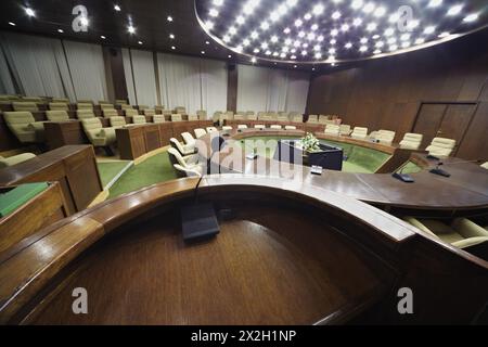 Vue sur l'auditorium avec table ronde en chêne et fauteuils beiges autour de lui depuis la tribune pour les discours. Banque D'Images